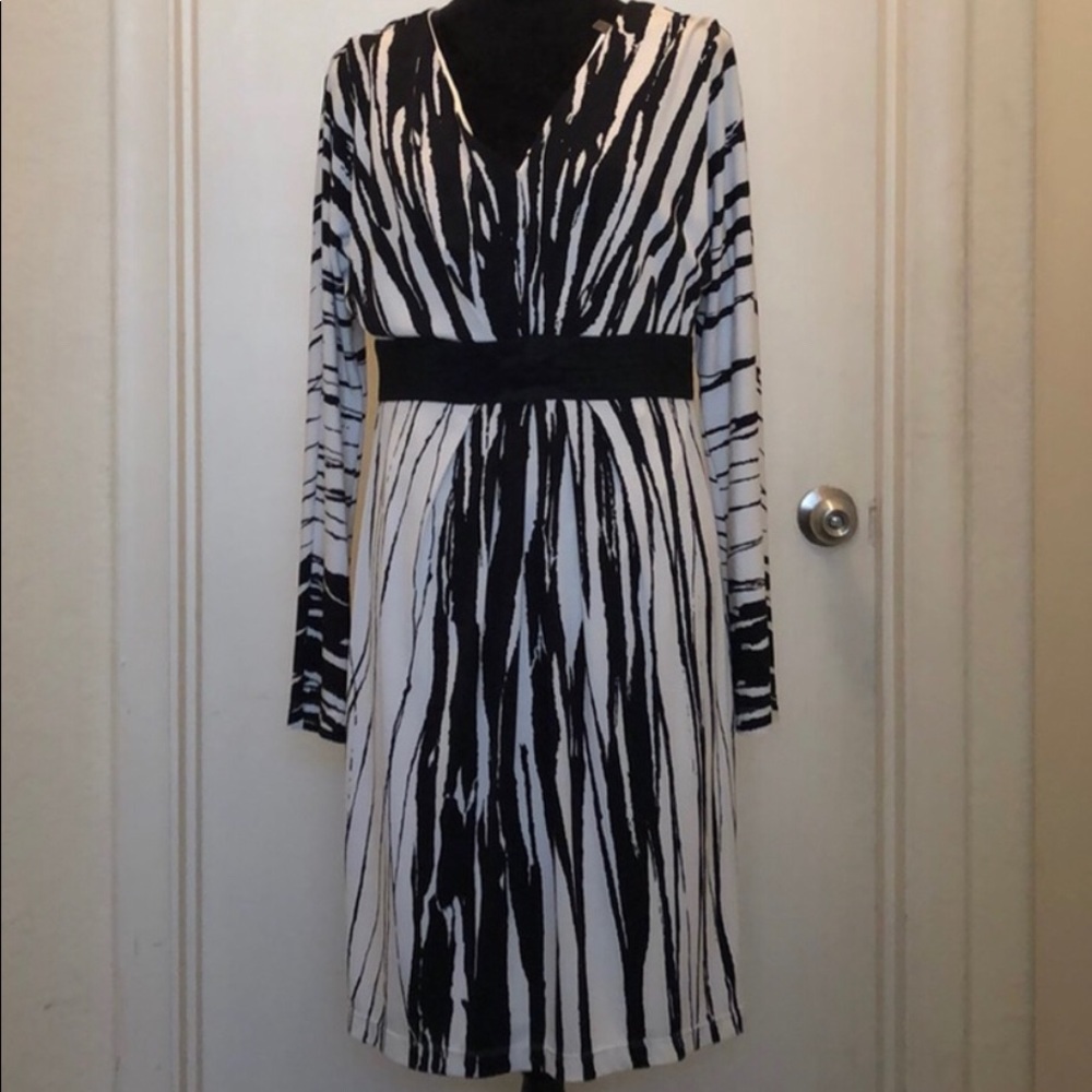 Kay Unger- Black and White- hidden zipper dress